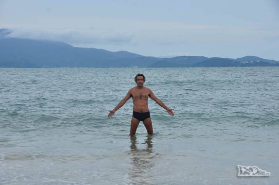 Dando um mergulho na tranquila praia de Daniela,  no norte de Florianópolis, Santa Catarina